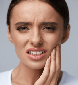 mujer con dolor de muelas