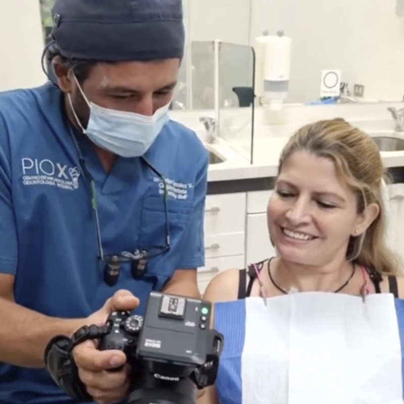 Mujer satisfecha con su nueva sonrisa - Clínica Pío X