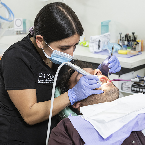 Dentista atendiendo a paciente - Clínica Pío X Providencia