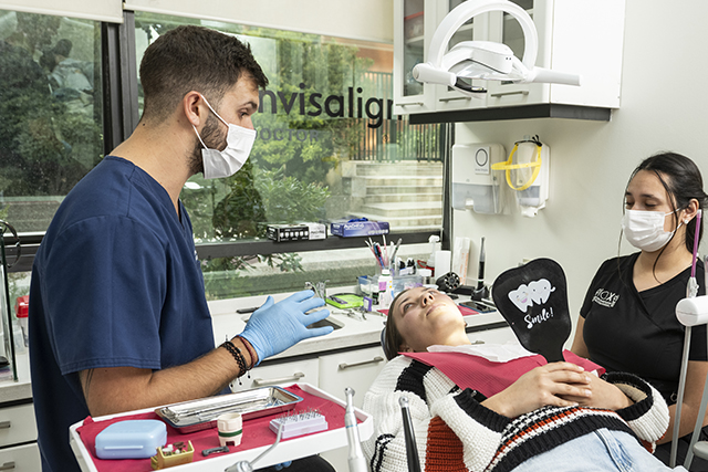 Dentista explicando proceso a paciente - Clínica Pío X