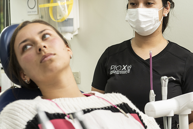 Persona insatisfecha con su sonrisa