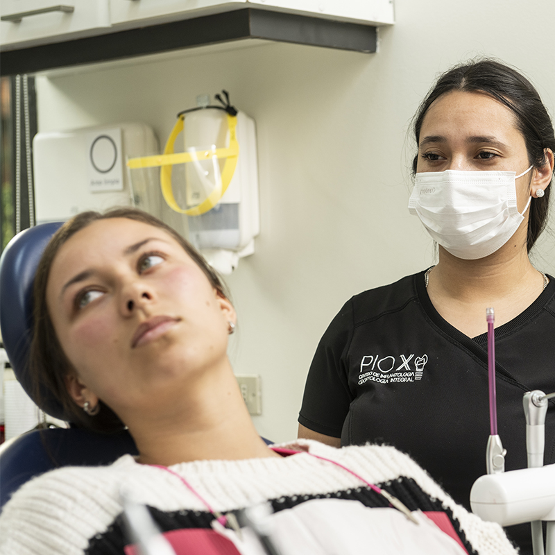 Mujer insatisfecha con su sonrisa